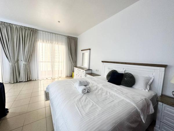 Na fotografii je vidět objekt Beachfront Amazing Studio Apartment in Rimal JBR nacházející se ve městě Dubaj.