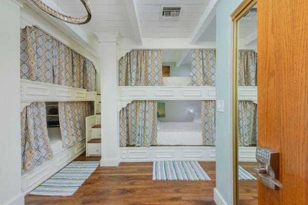 A la foto es mostra l'objecte Smart Solution - Individual Private Bed-Pods in Gorgeous Shared Space - Women Only Dorm In Room 5 - CoEd House - Full-sized mattresses in Individual Pods - with built-in private storage - Gorgeous Shared Room - Affordable Luxury - Sparrow House situat a la ciutat de Phoenix.