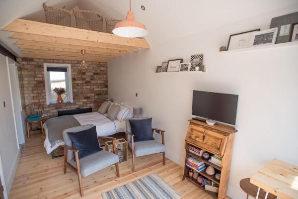 A la foto es mostra l'objecte Cwtch, cozy studio, private, separate entrance. situat a la ciutat de Cogan.