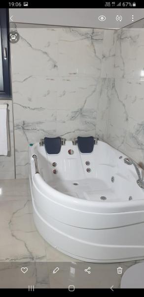 Na fotografii je vidět objekt ELEGANT ROOMS - ULTRACENTRAL - jacuzzi cu hidromasaj nacházející se ve městě Oradea.