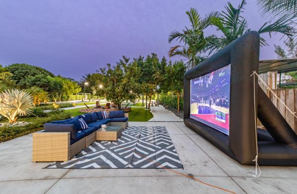 Na fotografii je vidět objekt Mega Fun Villa Northwest Miami BY THE GLAMHOMES nacházející se ve městě Biscayne Gardens.