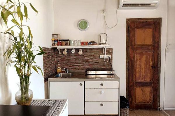 BIG BIG TERRACE KEREM COSY STUDIO, Tel Aviv