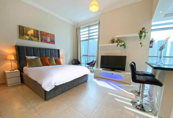 Na fotografii je vidět objekt Elegant Studio in Dubai Marina Near Beach and Metro Z1013 nacházející se ve městě Dubaj.