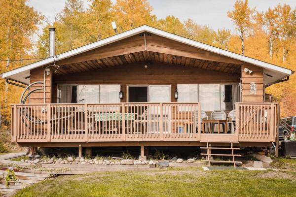 The photo shows the Cozy lake cottage located in the city of Seba Beach.