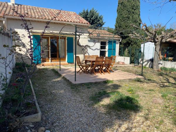 A la foto es mostra l'objecte Gîte Lou Pastre situat a la ciutat de Aureille.