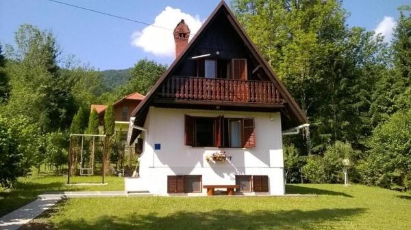 Na zdjęciu widoczny jest obiekt Family friendly house with a parking space Kuzelj, Gorski kotar - 20980 położony w mieście Zagolik.