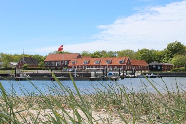The photo shows the Tambohus Kro & Badehotel located in the city of Hvidbjerg.