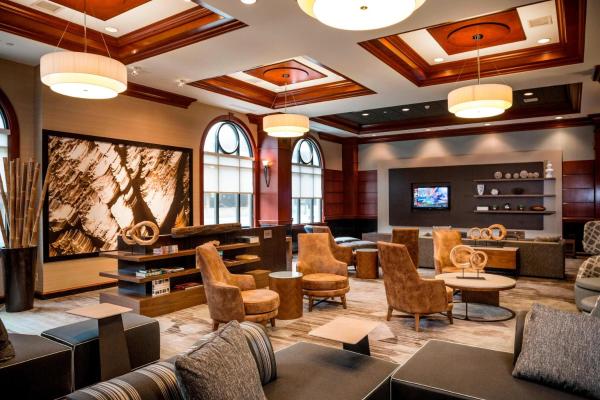 A la foto es mostra l'objecte Courtyard by Marriott Norfolk Downtown situat a la ciutat de Norfolk.