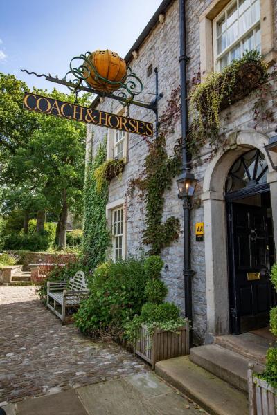Na fotografii je vidět objekt The Coach and Horses nacházející se ve městě Clitheroe.