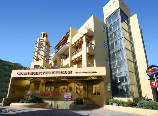 写真にはボラカイ市にあるCrown Regency Prince Resortが写っています。