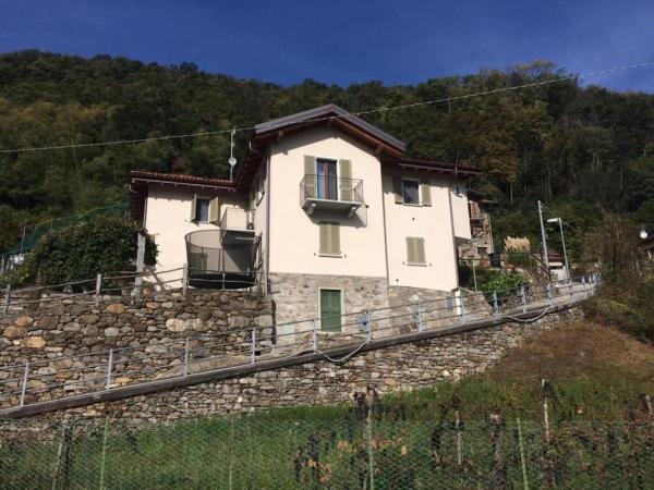 A la foto es mostra l'objecte Casa Neva situat a la ciutat de Cannobio.