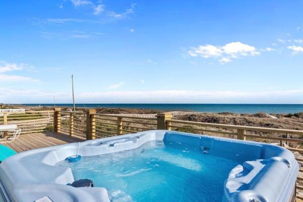 A la foto es mostra l'objecte Oceanfront Dream Cottage: Hot Tub, Decks & Views! situat a la ciutat de Atlantic Beach.