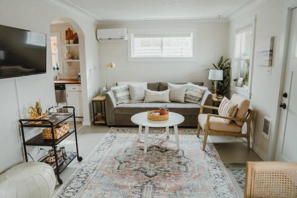 照片显示了位于Carlton市的Charming Cuvée Cottage, 2 blocks to downtown!物件。