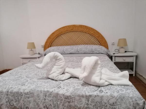 På billedet ses objektet Habitación matrimonial en un bajo baño compartido Areas compartidas beliggende i byen Abades.