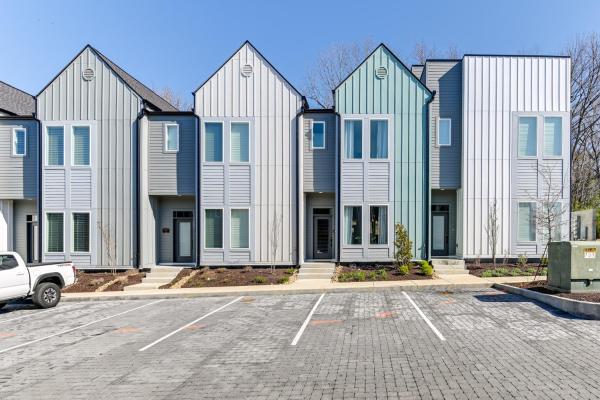 Na fotografii je vidět objekt Chic and Modern Townhome 7 Mi to Downtown Nashville nacházející se ve městě Madison.