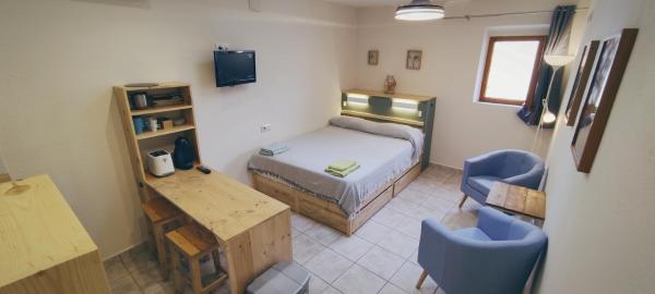 A la foto es mostra l'objecte La Casa al Roura situat a la ciutat de Empúries.