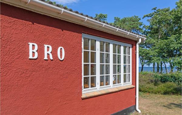 A la foto es mostra l'objecte Bro situat a la ciutat de Neksø.
