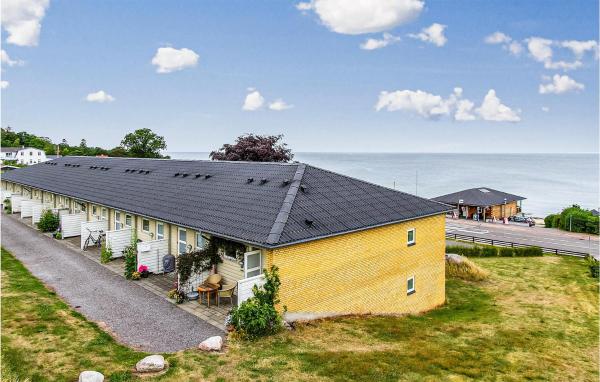 På billedet ses objektet 2 Bedroom Stunning Apartment In Allinge beliggende i byen Allinge.