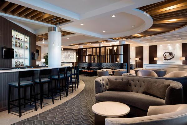 写真にはカルガリー市にあるSheraton Cavalier Calgary Hotelが写っています。