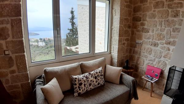 Kuva 7: Πέτρα, Ελιά και Λεβάντα