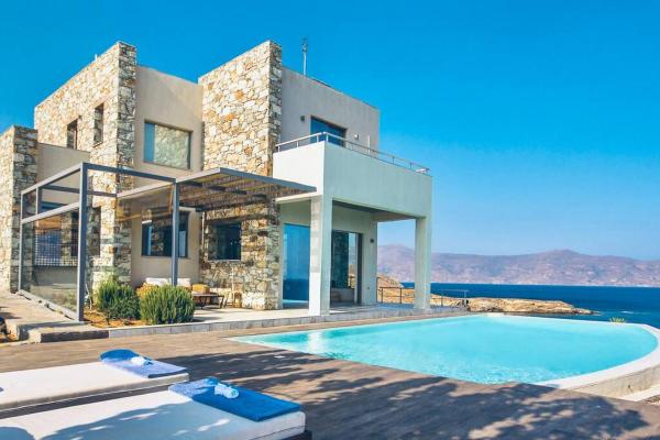 A la foto es mostra l'objecte Villa Aeonia situat a la ciutat de Karistos.