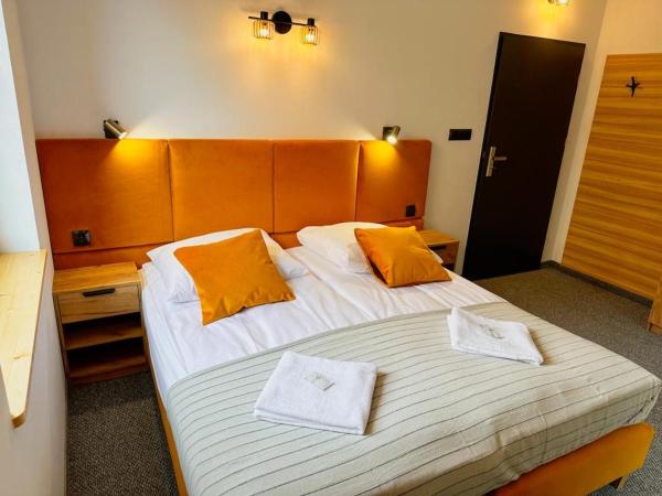 Auf dem Foto ist das Objekt Hotel Czerwone Korale in der Stadt Fałkowo zu sehen.