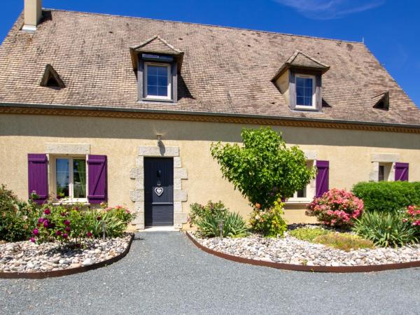 Nella foto è visibile l'oggetto Maison spacieuse avec piscine chauffée, grand jardin et équipements bébé en Dordogne - FR-1-616-267 situato nella città di Clottes.