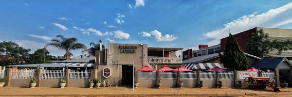 Na foto é possível ver o objeto Barons Galley & Lodge localizado na cidade de Taung.
