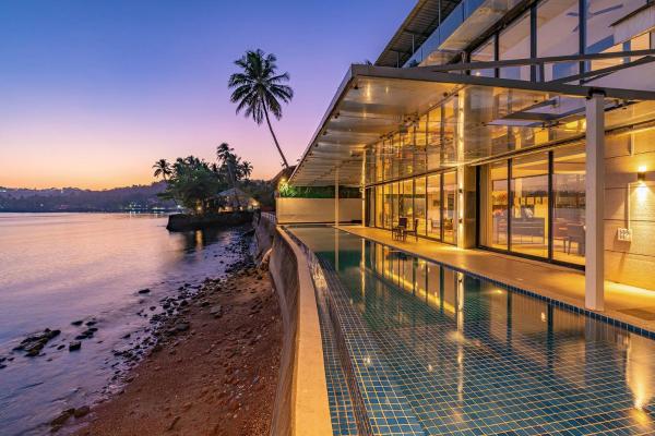A la foto es mostra l'objecte Oceanic Sunsets with River View, Comp Breakfast & Infinity Pool at StayVista situat a la ciutat de Verem.