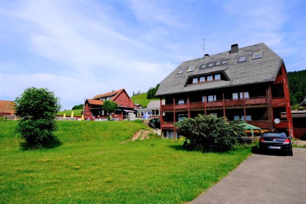 Na zdjęciu widoczny jest obiekt B und B Titisee Hotel Sonnenmatte nahe Badeparadies położony w mieście Titisee.