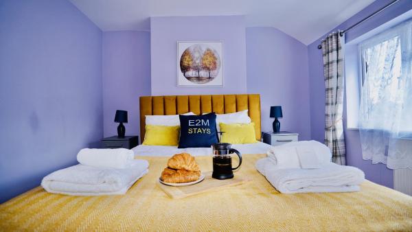 A la foto es mostra l'objecte E2M Stays Beautiful House Close To Heathrow Airport- Walking Distance To Thames River situat a la ciutat de Egham.