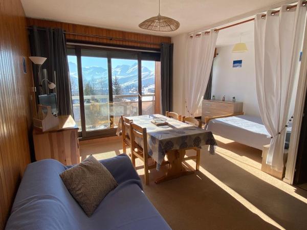 Na zdjęciu widoczny jest obiekt Studio cosy 4 pers. avec balcon sud, départ ski aux pieds, navette gratuite, à 600m des commerces - FR-1-417-8 położony w mieście La Toussuire.