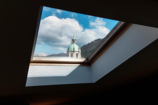 写真にはコモ市にあるSky Attic by 