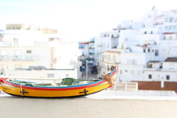 Na zdjęciu widoczny jest obiekt Rich & Poor Hostel Albufeira położony w mieście Albufeira.