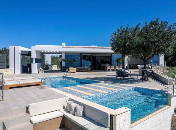 写真にはKáïna市にあるAgapi Luxury Villaが写っています。