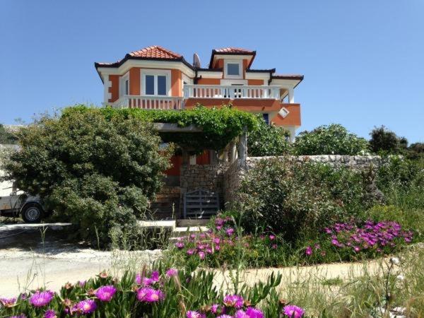 Na zdjęciu widoczny jest obiekt Studio apartment in Sevid with sea views, air conditioning, WiFi 5169-1 położony w mieście Sevid.