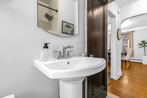 Bilde 8: Charming 2BR Flat - Walk to Downtown Royal Oak