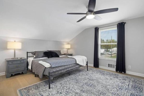 Auf dem Foto ist das Objekt Great Location! 2BR - King Bed - Private Laundry in der Stadt Warren zu sehen.