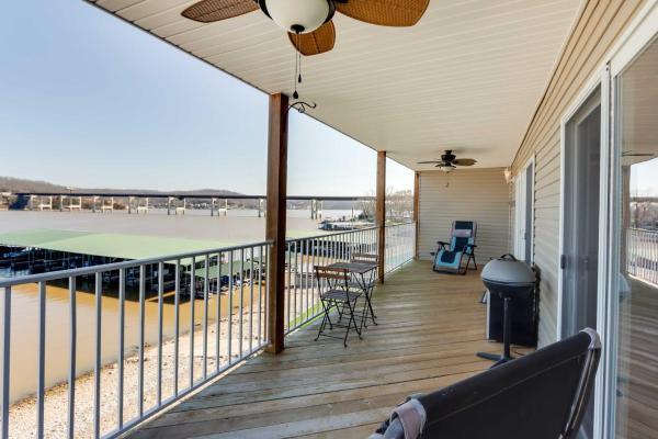 A la foto es mostra l'objecte Lakefront Ozark Condo with Spacious Balcony! situat a la ciutat de Camdenton.