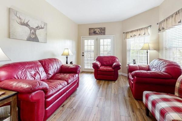 Auf dem Foto ist das Objekt Bandit's Riverfront Retreat - Mountain View- Condo-Fishing-Balcony-Fireplace-Great Location! in der Stadt Pigeon Forge zu sehen.