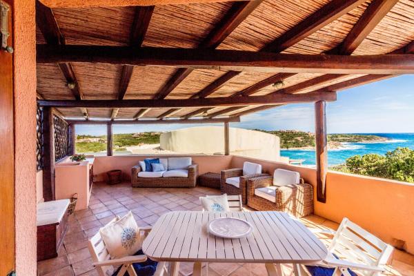 Na zdjęciu widoczny jest obiekt Cala Flores Sea View Apt 400m from the beach! położony w mieście Porto Cervo.