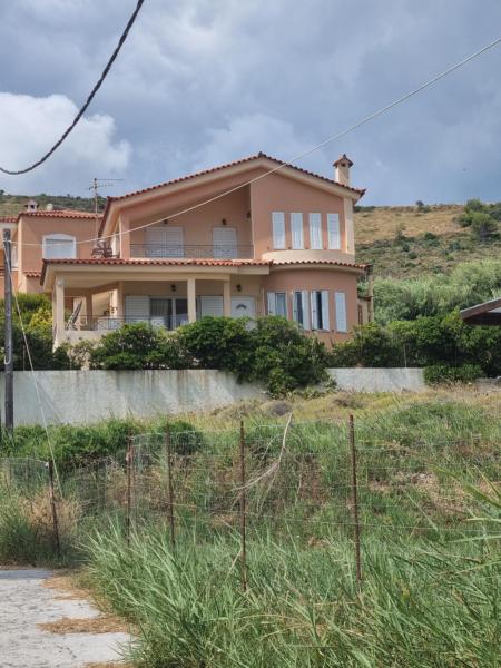 På bilden syns objektet Aegean Villa som ligger i staden Mourteri.