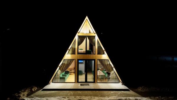 Na foto é possível ver o objeto A-Frame 7 CRESTE localizado na cidade de Borşa.