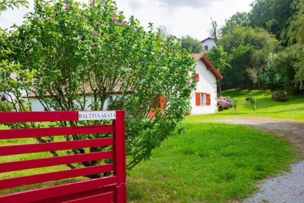 På billedet ses objektet Altzugarria, ancienne ferme Basque, authentique et familiale à Sare beliggende i byen Sare.