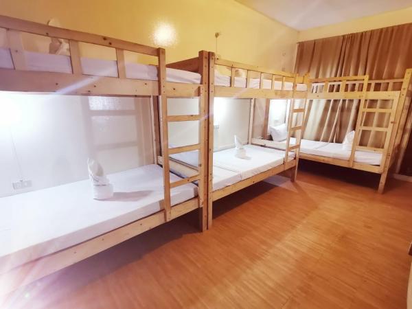 A la foto es mostra l'objecte Coron Town Traveller's Dormitory situat a la ciutat de San Nicolas.