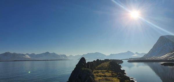 Na zdjęciu widoczny jest obiekt Lofoten Sunset Large Appartments położony w mieście Smedvik.