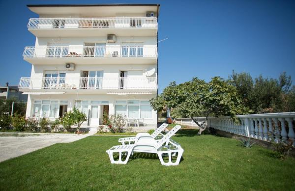 Na zdjęciu widoczny jest obiekt Beach Studio Apartment Ivana położony w mieście Kaštela.