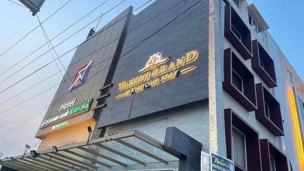 写真にはTiruchengodu市にあるHOTEL VAHINI GRANDが写っています。