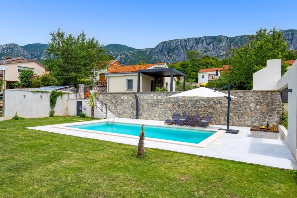 Na zdjęciu widoczny jest obiekt Holiday House Katunar położony w mieście Grižane.