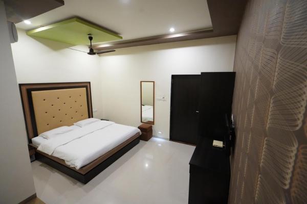 The photo shows the Hotel Ravi Residency located in the city of Nadiad.